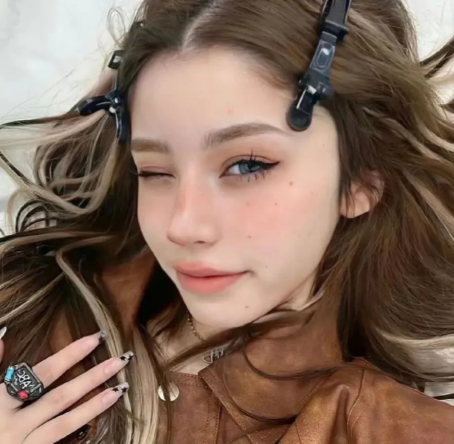 穿条纹衣的男孩